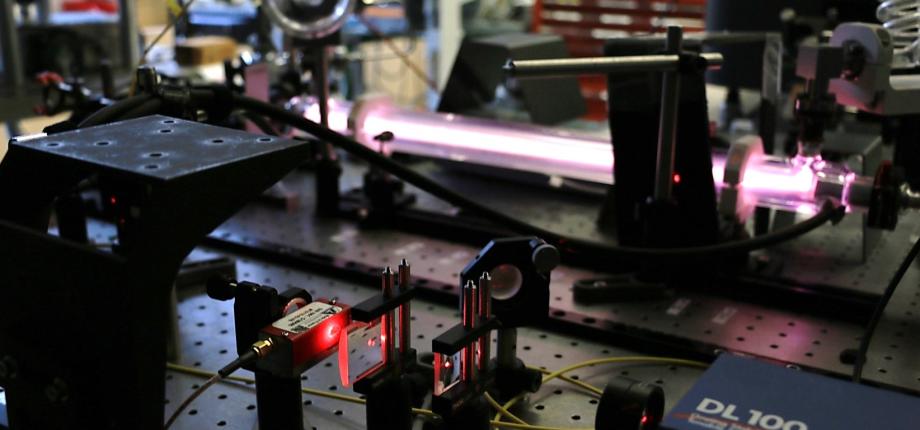 Validation des techniques d’actinométrie par comparaison de référence avec la CRDS et des sondes de champ électrique dans une décharge luminescente d’O₂.