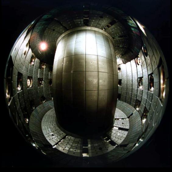 Bon confinement dans les plasmas de tokamak avec triangularité négative : lien avec les écoulements au bord