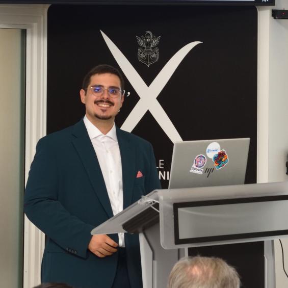Franciso Javier Polanco-Rodriguez a soutenu avec succès sa thèse de doctorat sur les émissions électromagnétiques générées par les sursauts radio solaires de type III