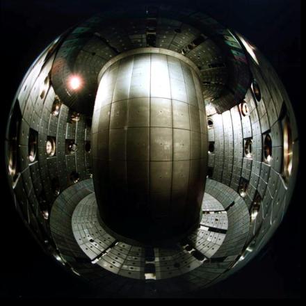 Bon confinement dans les plasmas de tokamak avec triangularité négative : lien avec les écoulements au bord