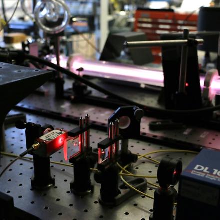 Validation des techniques d’actinométrie par comparaison de référence avec la CRDS et des sondes de champ électrique dans une décharge luminescente d’O₂.