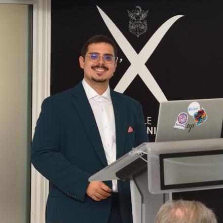 Franciso Javier Polanco-Rodriguez a soutenu avec succès sa thèse de doctorat sur les émissions électromagnétiques générées par les sursauts radio solaires de type III